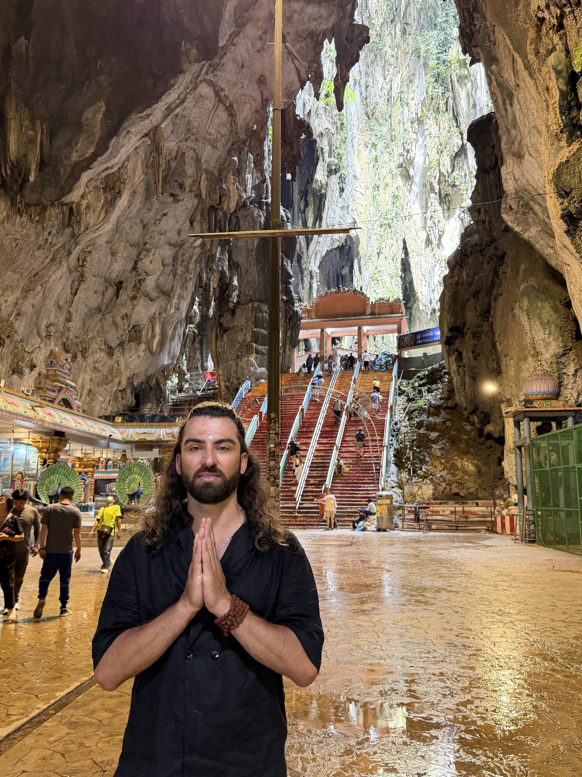 Mağara tapınağında namaste