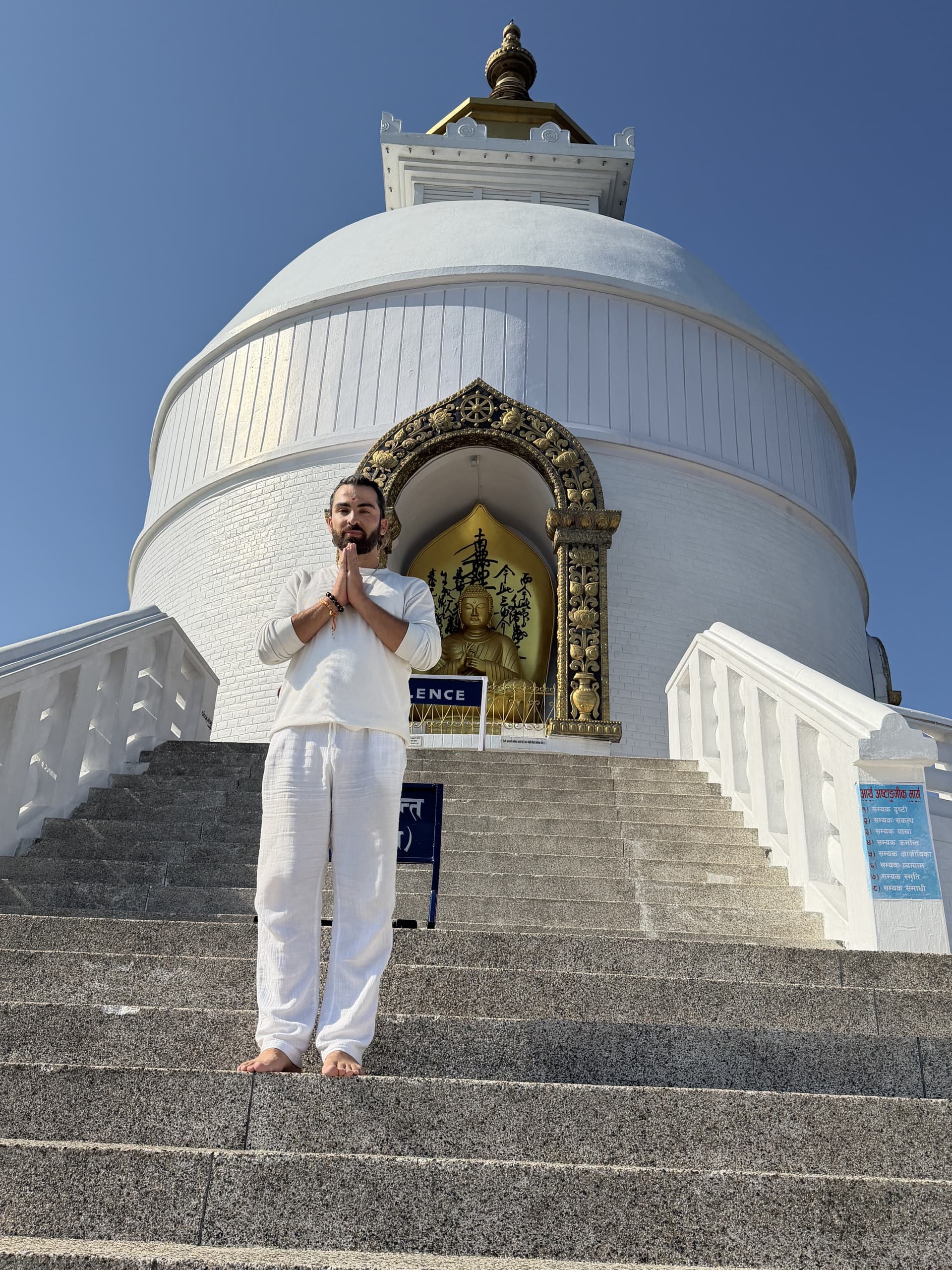 Barış stupa önünde meditasyon