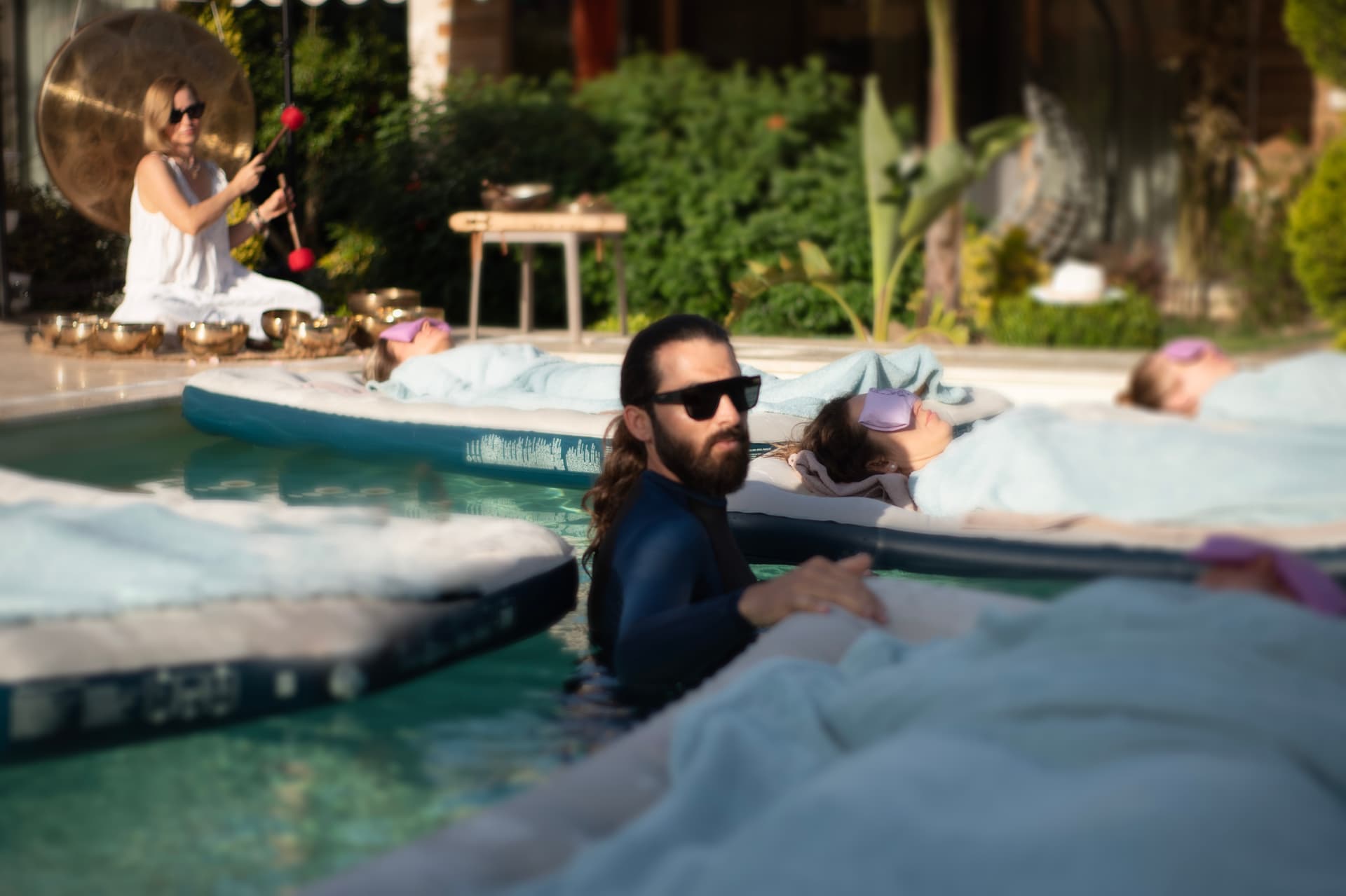 Havuzda ses terapisi seansı