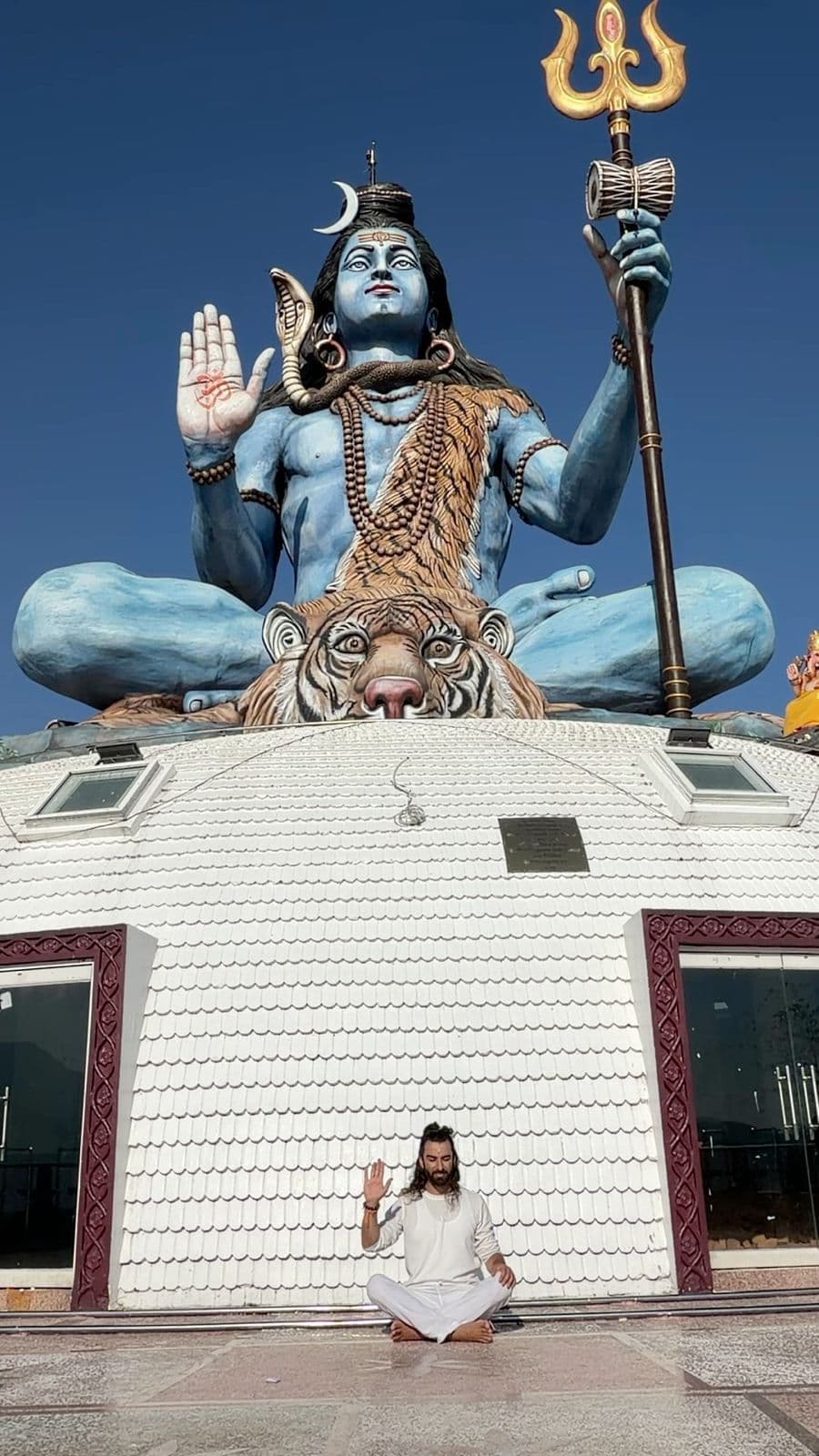 Shiva heykeli önünde meditasyon