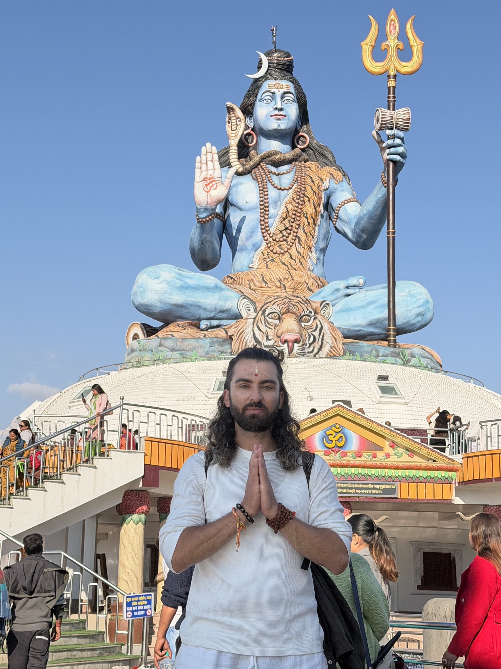 Shiva heykeli önünde namaste